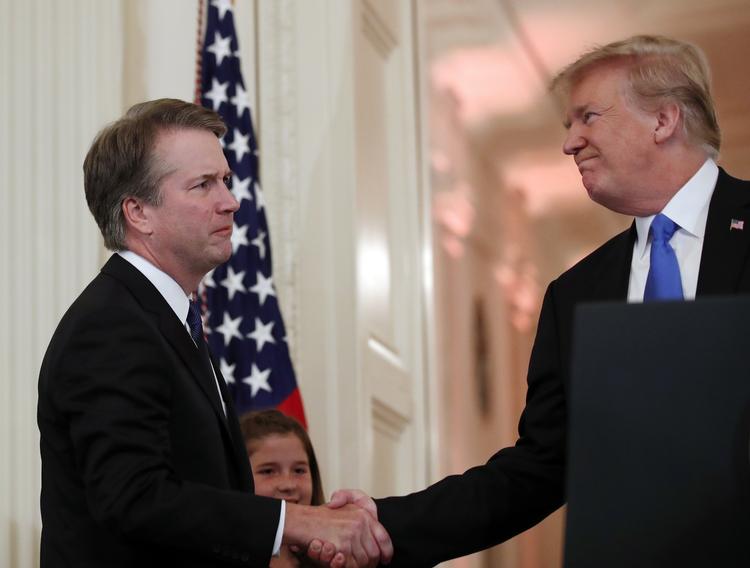 Anklagerne mod Brett Kavanaugh (tv) er politisk motiveret, mener Donald Trump. Alex Brandon/AP