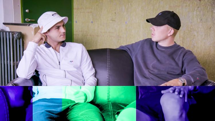 Nogle af de unges egne idoler, musikerne Louis Samson(tv) og Emil Kruse, ser i en mini-dokumentar tilbage på erfaringerne fra deres egne teenageår. Dokumentaren er i fire dele, og de to musikere får senere  besøg af nogle unge og af en sexolog. Musikerne har også skrevet et nummer over temaet 'seksuelt samtykke'. 