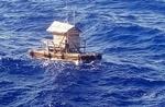 Et lille fiskerhus på en flåde, typisk fastgjort med reb til bunden hundrede kilometer væk fra land. Uden motor, årer eller sejl. Her bor fiskeren alene, kun en gang om ugen kommer der forsyninger og fangsten bliver hentet. Det var sådan en flåde, der rev sig løs med den 18-årige indoneser Aldi Novel Adilang. Indonesian Consulate General In Osaka/AP