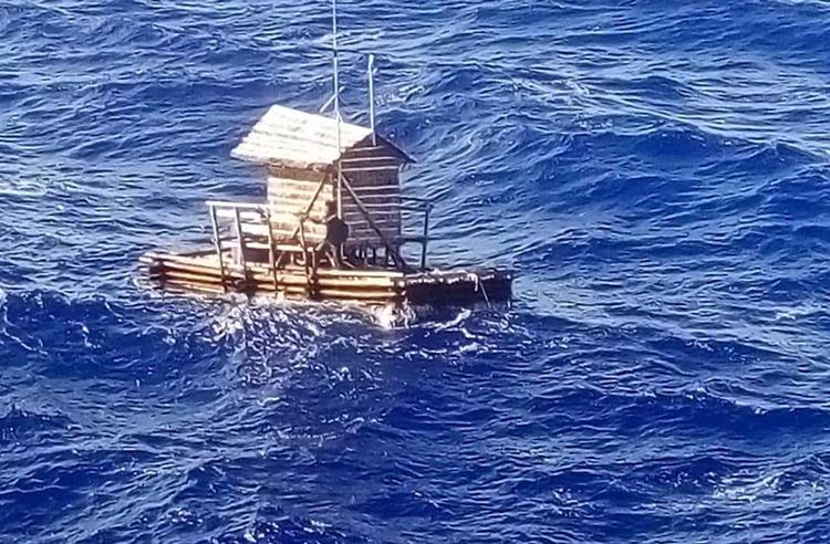 Et lille fiskerhus på en flåde, typisk fastgjort med reb til bunden hundrede kilometer væk fra land. Uden motor, årer eller sejl. Her bor fiskeren alene, kun en gang om ugen kommer der forsyninger og fangsten bliver hentet. Det var sådan en flåde, der rev sig løs med den 18-årige indoneser Aldi Novel Adilang. Indonesian Consulate General In Osaka/AP