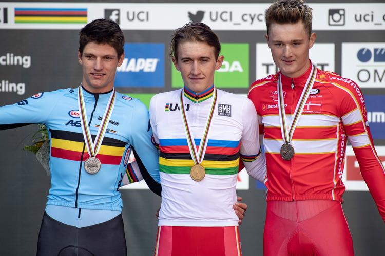 Mikkel Bjerg flankeres af den belgiske sølvvinder Brent van Moer og sin svoger Mathias Norsgaard Jørgensen på podiet efter VM-triumfen. Christian Bruna/Ritzau Scanpix