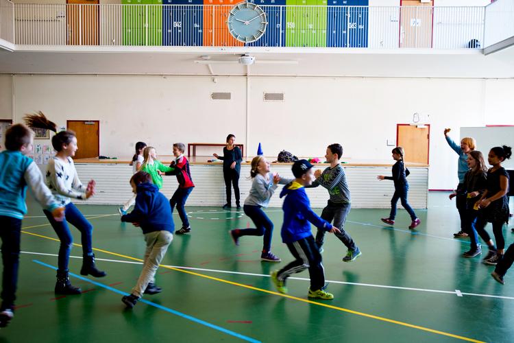De fleste børn - er som børnene her på billedet - ganske tilfredse med at gå i skole, men der er en mindre gruppe børn, som ikke magter det. (arkivfoto) Katinka Hustad/POLFOTO