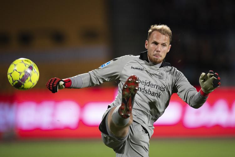 Brøndbys målmand Marvin Schwabe fejlbedømmer bolden og sparker et hul i luften under superligakampen mellem AGF og Brøndby IF på Ceres Park i Aarhus. Tyskeren så ikke for godt ud ved to af AGFs mål i 3-2-nederlaget. Bo Amstrup/Ritzau Scanpix