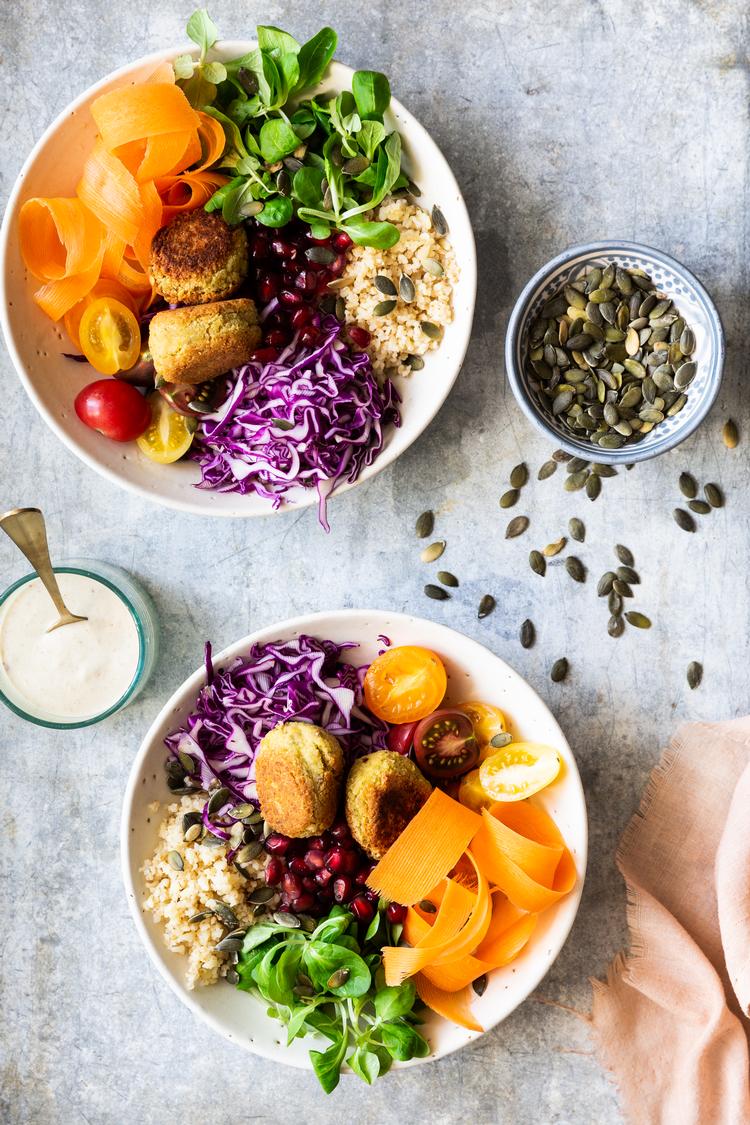 Falafler og bulgur udgør en mættende base i salaten. Foto: Ditte Ingemann