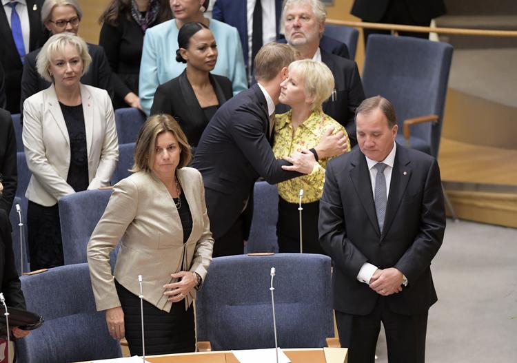 Stefan Löfven vidste godt, hvor det bar henad allerede inden afstemningen. Ved siden af ham står leder af Miljöpartiet, Isabella Lövin. 10040 Anders Wiklund/tt/Ritzau Scanpix