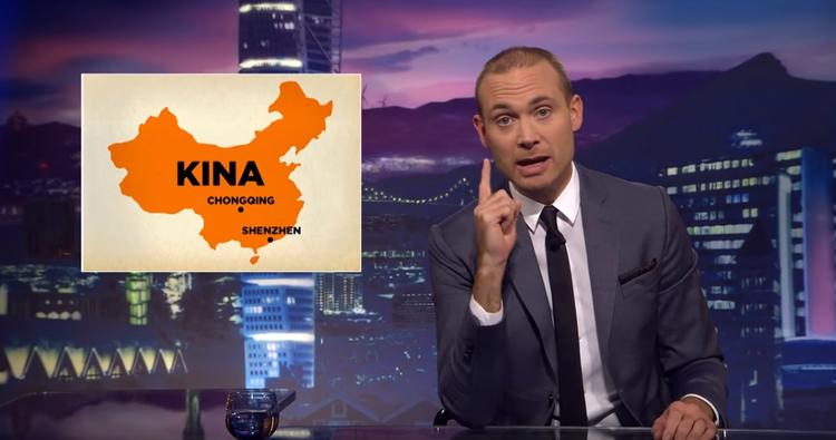 »For eksempel skider vi ikke foran historiske bygninger. Men hvis det er, du har fået lort på hænderne, så gør vi sådan i Sverige, at vi vasker hænderne«, lyder det bl.a. i det satiriske indslag. Screendump Fra indslaget på SVT