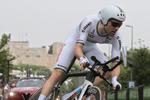 Tom Dumoulin suser af sted mod sejren på Giro d'Italæias åbningsetape i Jerusalem. Sebastian Scheiner/AP