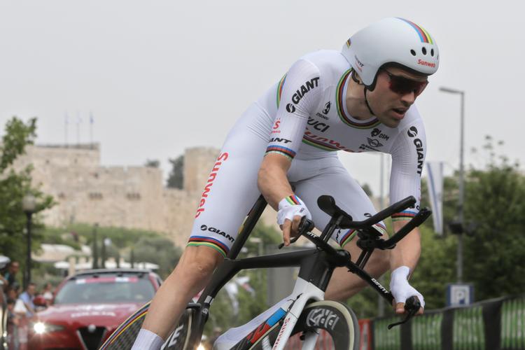 Tom Dumoulin suser af sted mod sejren på Giro d'Italæias åbningsetape i Jerusalem. Sebastian Scheiner/AP