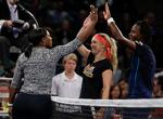 Caroline Wozniacki (i midten) og Serena Williams (tv.) er gode veninder uden for tennisbanen. Julie Jacobson/AP