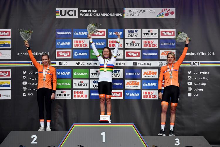 Den tredobbelte hollandske triumf i kvindernes enkeltstart er en kendsgerning - Annemiek van Vleuten flankeres i regnbuetrikoten af Anna van der Breggen (t.v.) og Ellen van Dijk. Kerstin Joensson/Ritzau Scanpix