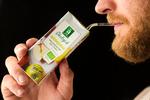 Brikjuice drikkes normalt gennem et sugerør. Det kan være forklaringen på den generelt dårlige smagsoplevelse. Andreas Haubjerg/POLFOTO