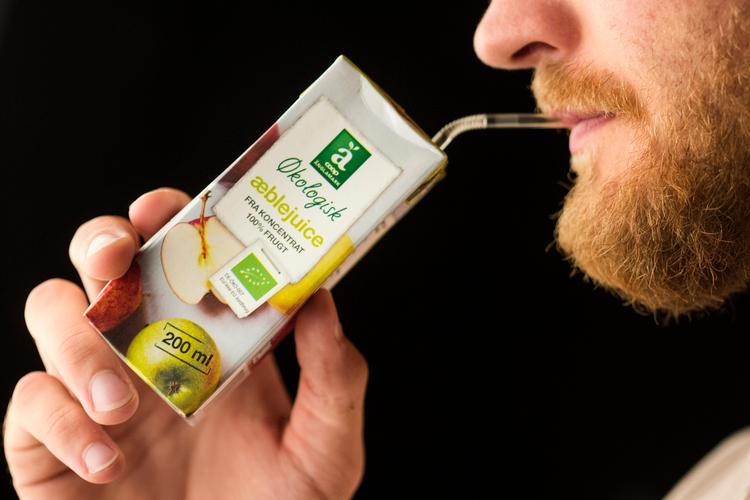 Brikjuice drikkes normalt gennem et sugerør. Det kan være forklaringen på den generelt dårlige smagsoplevelse. Andreas Haubjerg/POLFOTO