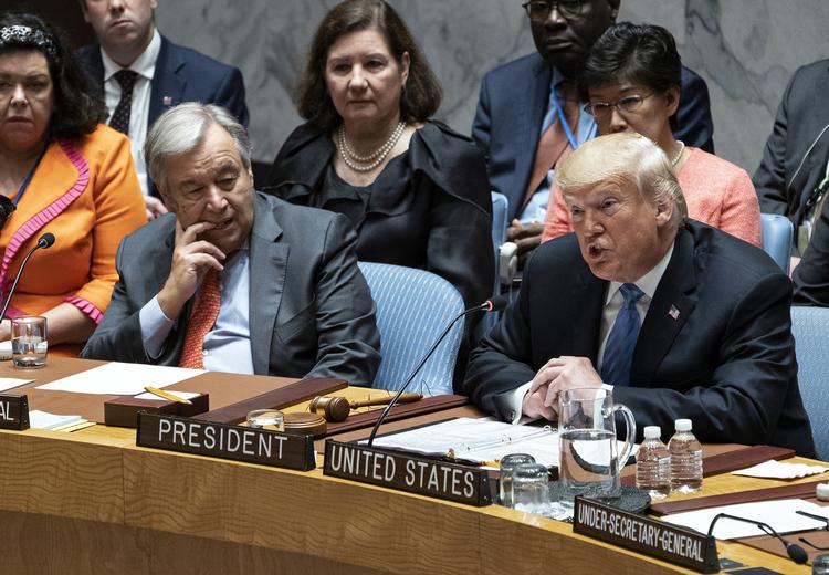 »Desværre har vi fundet ud af, at Kina har forsøgt at blande sig i vores kommende 2018-valg i november og gå imod min administration«, siger Donald Trump. Craig Ruttle/AP