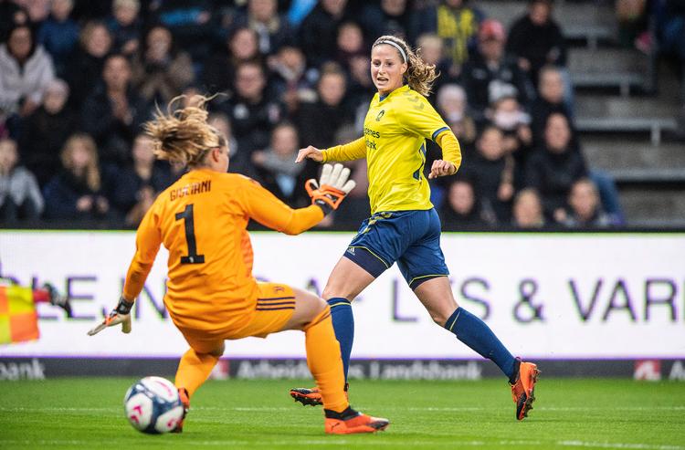 Med 8.531 tilskuere på Brøndby Stadion blev der sat rekord til en kamp med et dansk klubhold, da Brøndby vandt 1-0 over Juventus på dette mål af Nicoline Sørensen. Anders Kjærbye/Ritzau Scanpix