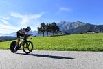 Australieren Rohan Dennis suser gennem det smukke landskab på kurs mod VM-guldet. Kerstin Joensson/Ritzau Scanpix