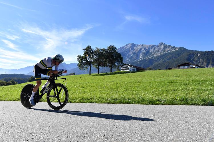 Australieren Rohan Dennis suser gennem det smukke landskab på kurs mod VM-guldet. Kerstin Joensson/Ritzau Scanpix