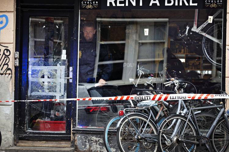 To mænd er anholdt og anklaget for at være del af et terrornetværk. Desuden ransagede politiet flere steder, hvor mændene har færdedes, blandt andet på Tagensvej i København. Martin Lehmann/POLFOTO