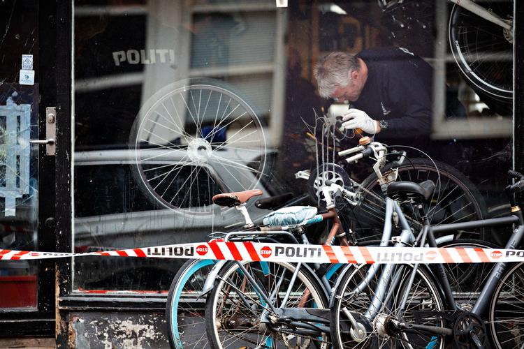 En cykelsmed og en lærer. De to anholdte, som i morgen stilles for en dommer, anklaget for medvirken til terror, havde helt almindelige job. Men de havde også nære forbindelser til tidligere syrienkrigere. Martin Lehmann/POLFOTO