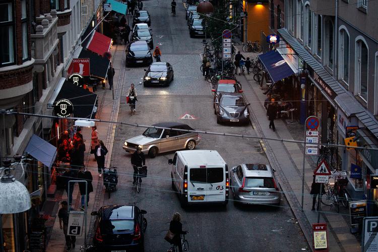 Værnedamsvej har visse ligheder med gaderne i Paris. 
Københavns kommune overvejer at ændre lokalplanen og tillade, at en ejendomsinvestor kan få lov til at bygge Den Franske Skole om til blandt andet et hotel og butikker.
Beboerne er imod og frygter, at det vil ødelægge det unikke ved kvarteret. Martin Lehmann/POLFOTO