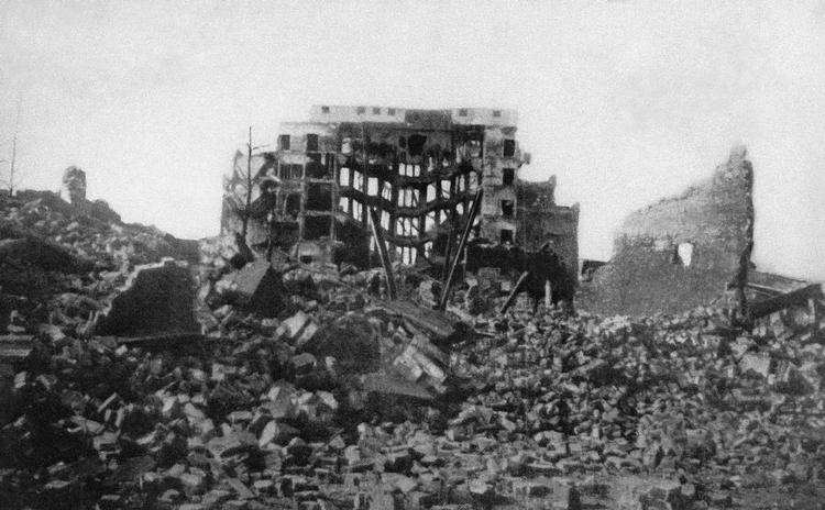 Tyskernes angreb på naboerne tvang de allierede til bl.a. at bombe militære mål i byer som her Hamborg, der fotograferet efter et luftangreb i november 1943. /AP