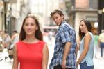 Billedet, der har startet memet, 'Distracted Boyfriend'. Stockphoto/Antonio Guillem
