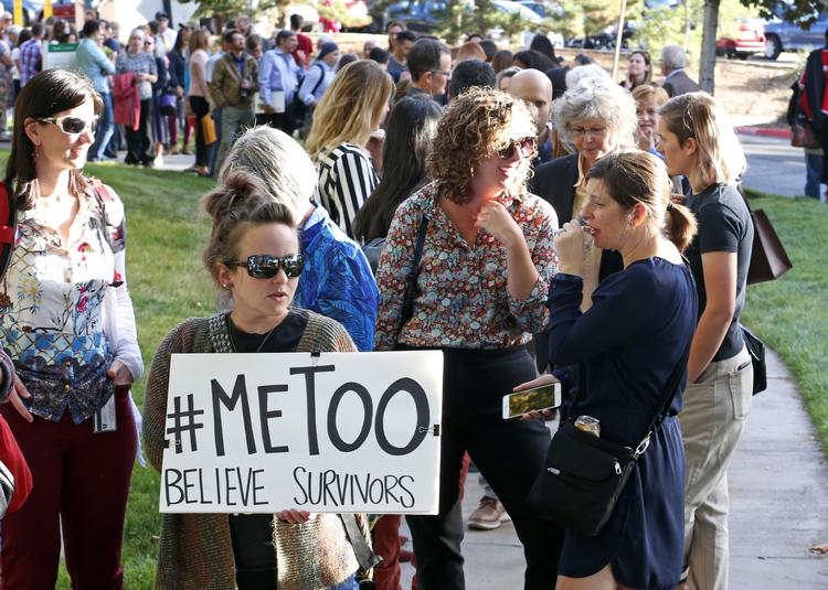 Tre kvinder anklager Brett Kavanaugh for overgreb, og det har fået mange til at protestere mod, at han bliver ny højesteretsdommer. Rick Bowmer/AP