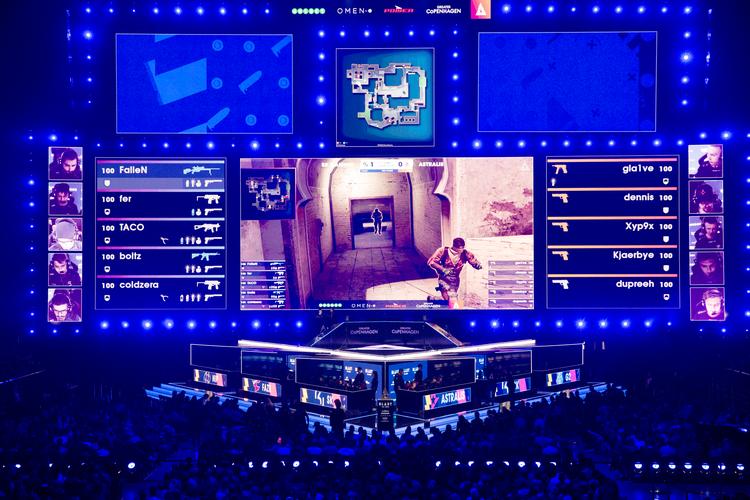 Det danske counter-strike hold Astralis vandt i weekenden esport-turneringen FACEIT Majoren i London. Præmien er lidt over tre millioner kroner. Her ses de i en kamp til E-sports-turneringen Blast Pro Series i Royal Arena sidste år, hvor de blev nummer to. Louise Herrche Serup/POLFOTO