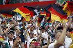 Tyske fans på tilskuerpladserne til VM-kampen i sommer mellem Tyskland og Mexico. I sommeren 2024 behøver de ikke rejse så langt. Da afholdes EM i Tyskland.  Victor R. Caivano/AP