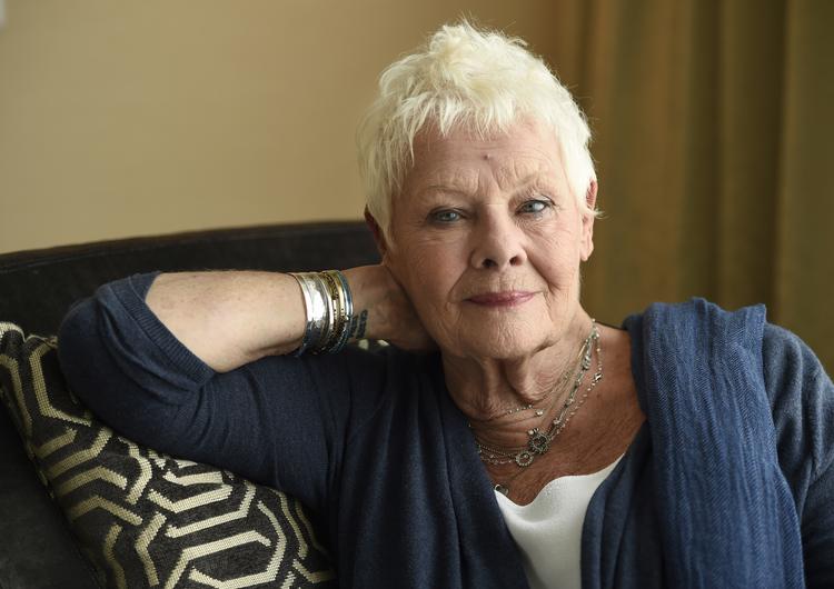 Judy Dench mener, det var en fejl at klippe Kevin Spacey ud af en film og erstatte ham med en ny skuespiller. Spacey er blevet anklaget for nogle seksuelle overgreb, som han ikke har vedkendt sig.  Chris Pizzello/AP