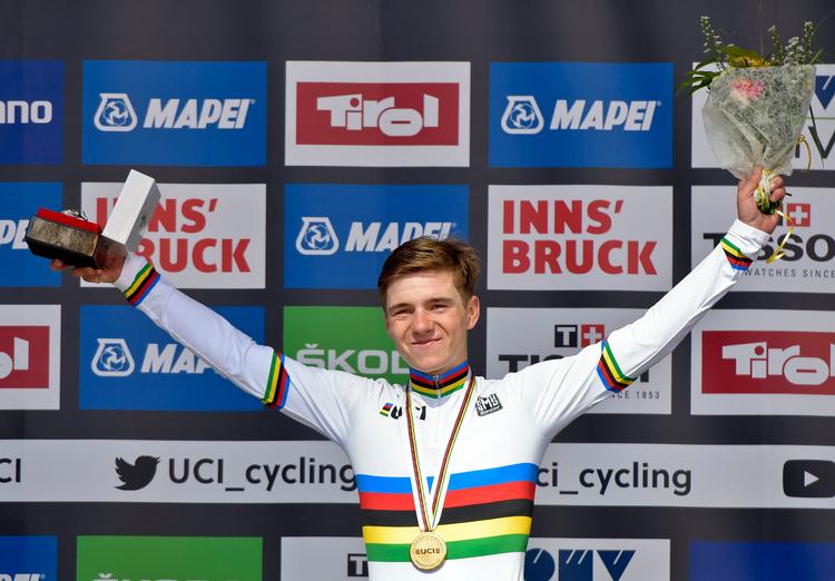 Nu har den fænomenale 18-årige belgier Remco Evenepoel to regnbuetrikoter efter sin suveræne triumf i juniorernes linjeløb. Herbert Neubauer/Ritzau Scanpix