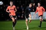 Brøndbys Simon Tibbling sparker væk foran et par Hillerød-spillere torsdag aften i Hillerød, hvor den hårde vind prægede kampen. Lars Poulsen/POLFOTO