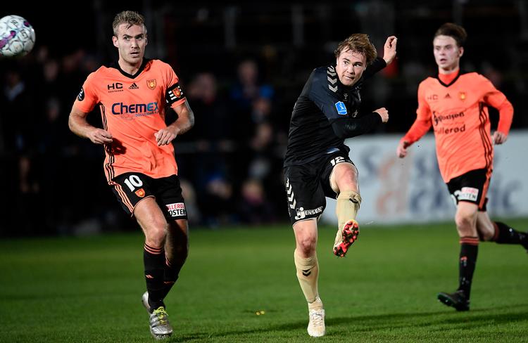Brøndbys Simon Tibbling sparker væk foran et par Hillerød-spillere torsdag aften i Hillerød, hvor den hårde vind prægede kampen. Lars Poulsen/POLFOTO