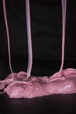 Lejetøjsslim er blevet populært blandt børn og unge, men man kan tilsyneladende ikke stole på, at slimen ikke indeholder farlig kemi. Medmindre man altså laver det selv, som dette slim lavet af blandt andet barberskum. Emma Sejersen/POLFOTO