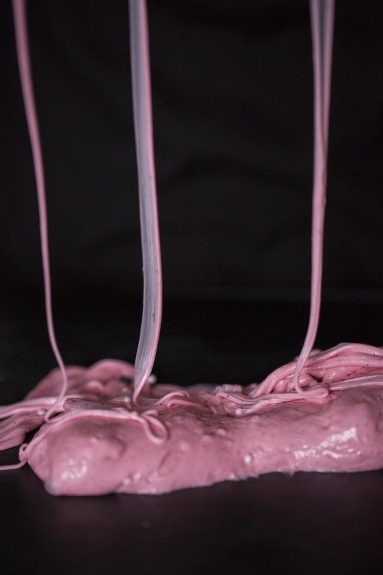 Lejetøjsslim er blevet populært blandt børn og unge, men man kan tilsyneladende ikke stole på, at slimen ikke indeholder farlig kemi. Medmindre man altså laver det selv, som dette slim lavet af blandt andet barberskum. Emma Sejersen/POLFOTO