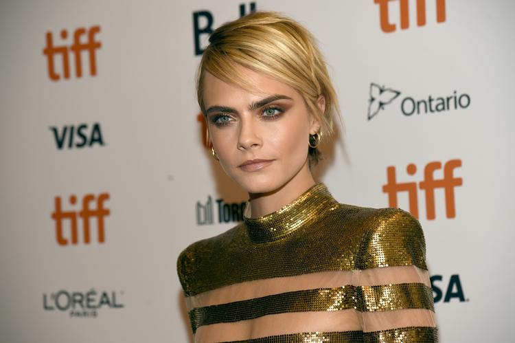 Cara Delevingne er en af mange, der på Twitter skriver, hvorfor hun ventede længe med at stå frem med sin fortælling om at blive udsat for seksuelt overgreb.  Foto: Chris Pizzello/Invision/AP
   Chris Pizzello/AP