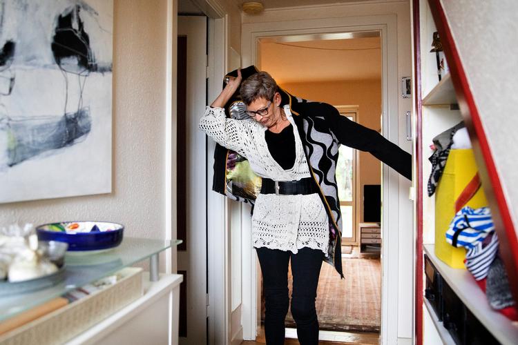 Overgangen fra løn til arbejdsløshedsunderstøttelse kan være en økonomisk maveplasker. Da Lone Offersen Sehested mistede sit job i DSB var hun glad for at have en ekstra lønforsikring oveni de almindelige dagpenge. Finn Frandsen/POLFOTO