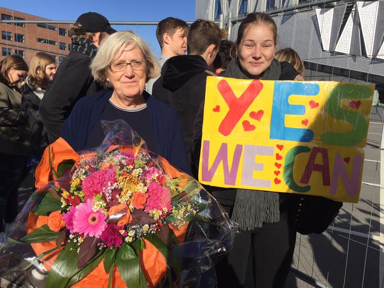 18-årige Nynne Rosenkilde og 73-årige Birthe Knudsen håber at få et glimt af Obama.  Sara Krog