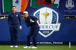 Med god grund kigger Thorbjørn Olesen efter sit første slag som Ryder Cup-spiller. Bolden endte i vandet, men Rory McIlroy sikrede at europæerne ikke tabte dét hul. Matt Dunham/Ritzau Scanpix