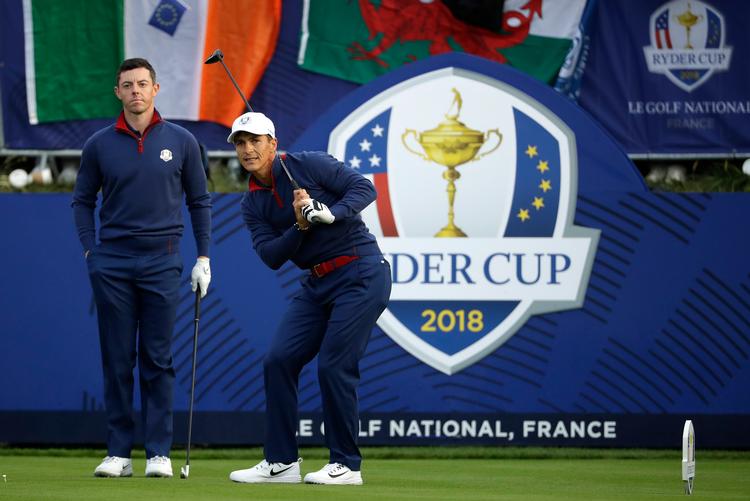Med god grund kigger Thorbjørn Olesen efter sit første slag som Ryder Cup-spiller. Bolden endte i vandet, men Rory McIlroy sikrede at europæerne ikke tabte dét hul. Matt Dunham/Ritzau Scanpix