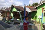 Det indonesiske katastrofeministerium siger ifølge AP, at byerne Palu og Donggala på øen Sulawesi, er ramt af en tsunami, der rev huse med. Der er familier, som savnes. Handout/Ritzau Scanpix