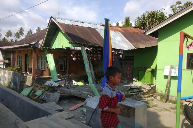 Det indonesiske katastrofeministerium siger ifølge AP, at byerne Palu og Donggala på øen Sulawesi, er ramt af en tsunami, der rev huse med. Der er familier, som savnes. Handout/Ritzau Scanpix
