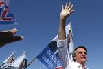 Jair Bolsonaro hilser på en gruppe kristne tilhængere i hovedstaden Brasilia. . Eraldo Peres/AP