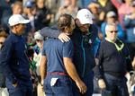 Med Thorbjørn Olesen (tv.) som iagttager uddeler Thomas Bjørn et kram til den ene af de to, der vandt begge fredagens kampe ved Ryder Cup, italieneren Francesco Molinari. Matt Dunham/AP
