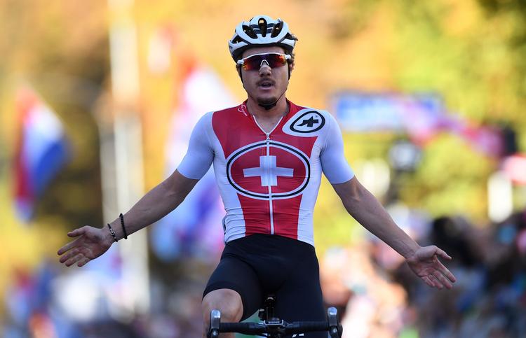 Schweizeren Marc Hirschi satsede på nedkørsel og skabte dermed det afgørende forspring i U23-rytternes VM. Christof Stache/Ritzau Scanpix