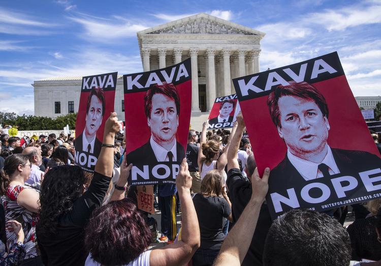 
    Senatets retsudvalg har ved en afstemning godkendt nomineringen af Brett Kavanaugh med 11 mod 10 stemmer, skriver nyhedsbureauet Reuters. Men udenfor fortsætter protesterne.
(AP Photo/J. Scott Applewhite)
  
   J. Scott Applewhite/AP