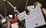 
   Flere steder i USA har der i ugens løb været demonstrationer mod nomineringen af Brett Kavanaugh til et sæde i Højesteret. Her demonstranter fra Portland i Oregon.  (AP Photo/Don Ryan)
   Don Ryan/AP