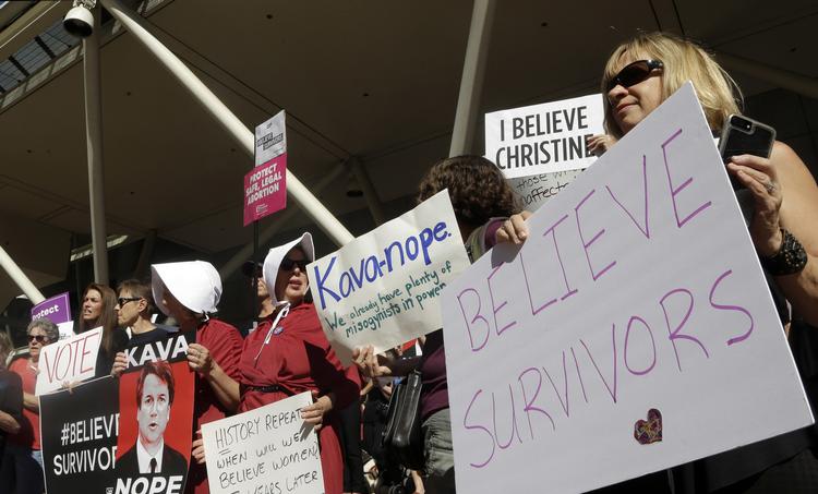 
   Flere steder i USA har der i ugens løb været demonstrationer mod nomineringen af Brett Kavanaugh til et sæde i Højesteret. Her demonstranter fra Portland i Oregon.  (AP Photo/Don Ryan)
   Don Ryan/AP