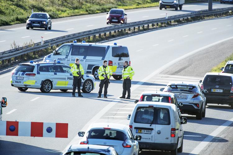 Politiet spærrede veje, broer, tog og færger fredag i jagten på tre personer, der kædes sammen med alvorlig kriminalitet. Claus Bech/Ritzau Scanpix