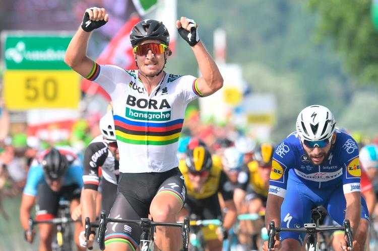 Peter Sagan har vist regnbuetrikoten frem på fornemste måde - som her ved sejren på 2. etape i årets Tour de France. Gian Ehrenzeller/AP