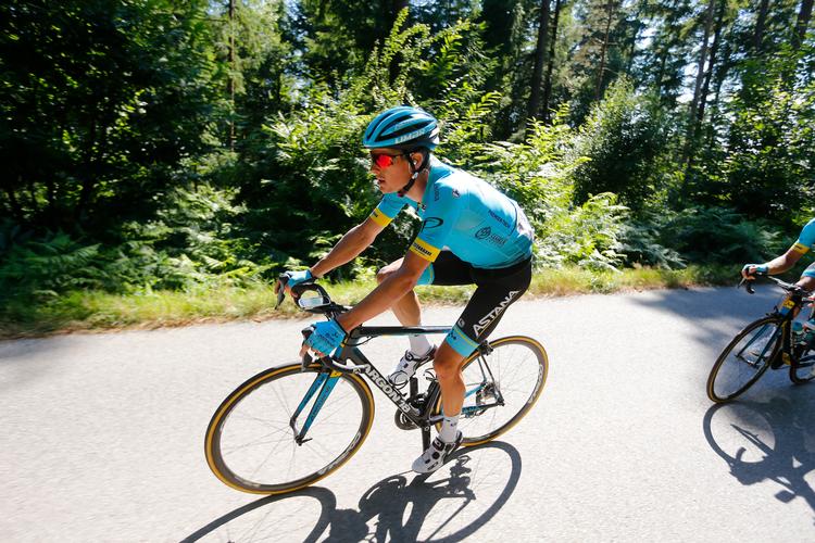 Jakob Fuglsang i aktion under årets Tour de France - siden finalen i Paris  har han kun haft seks løbsdage inden det i dag går løs ved VM. Peter Dejong/AP